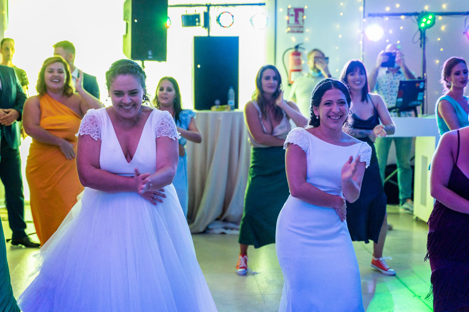 Novias bailando la macarena en su baile de bodas en Málaga