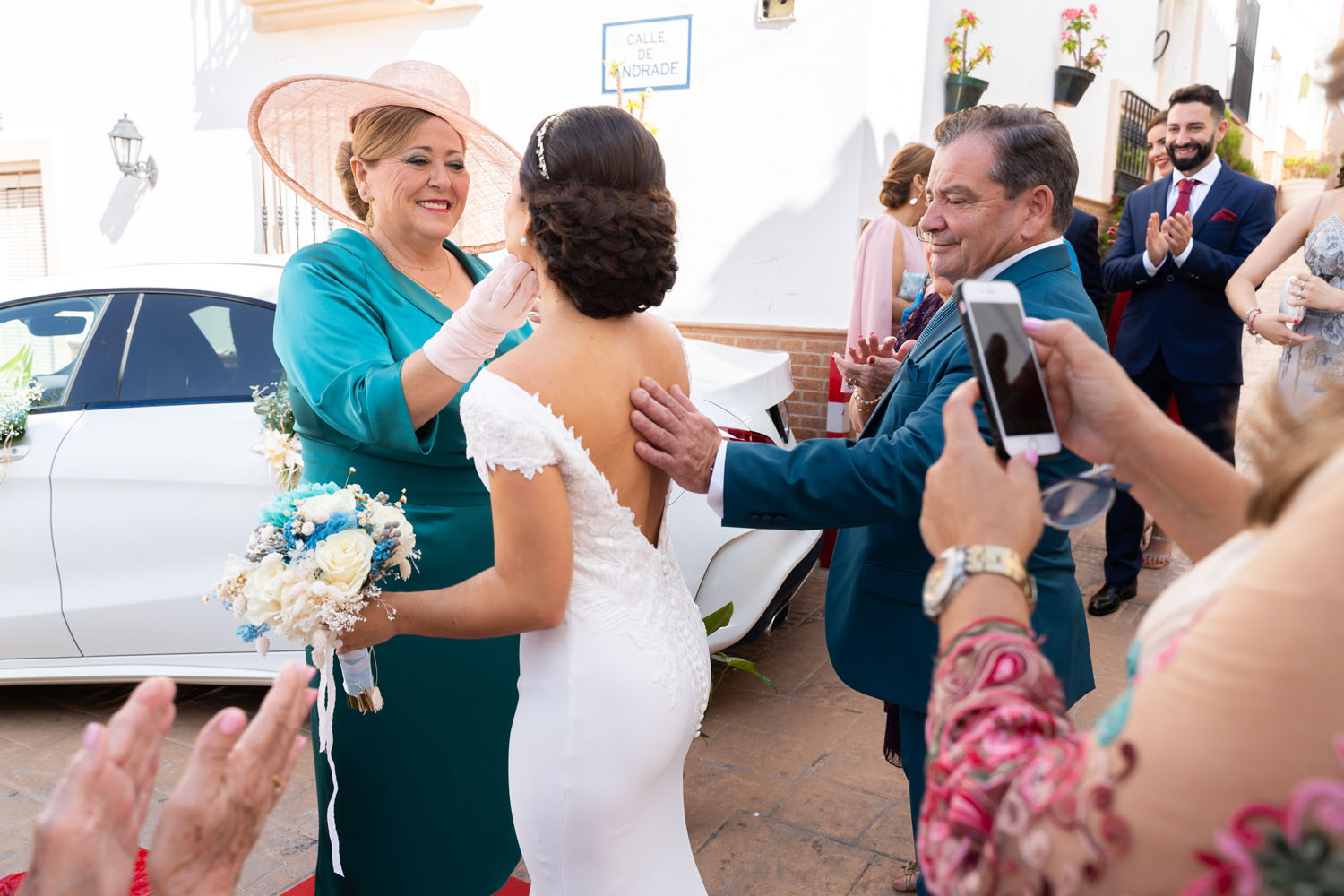 Novia con sus padres antes de su boda en Málaga
