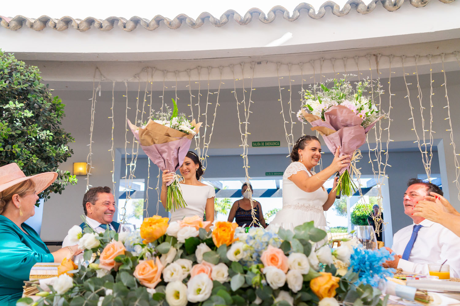Novios dan un regalo a sus padres durante su boda