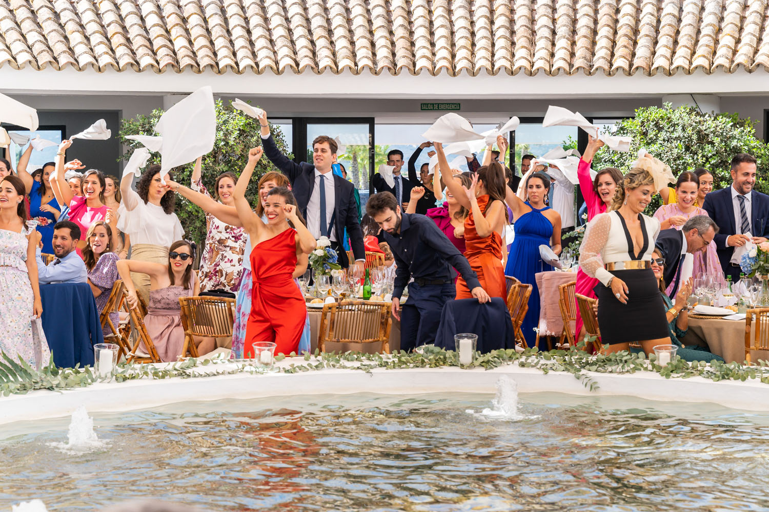 Servilletas al aire durante banquete de boda en Alcaidesa Eventos, Cádiz