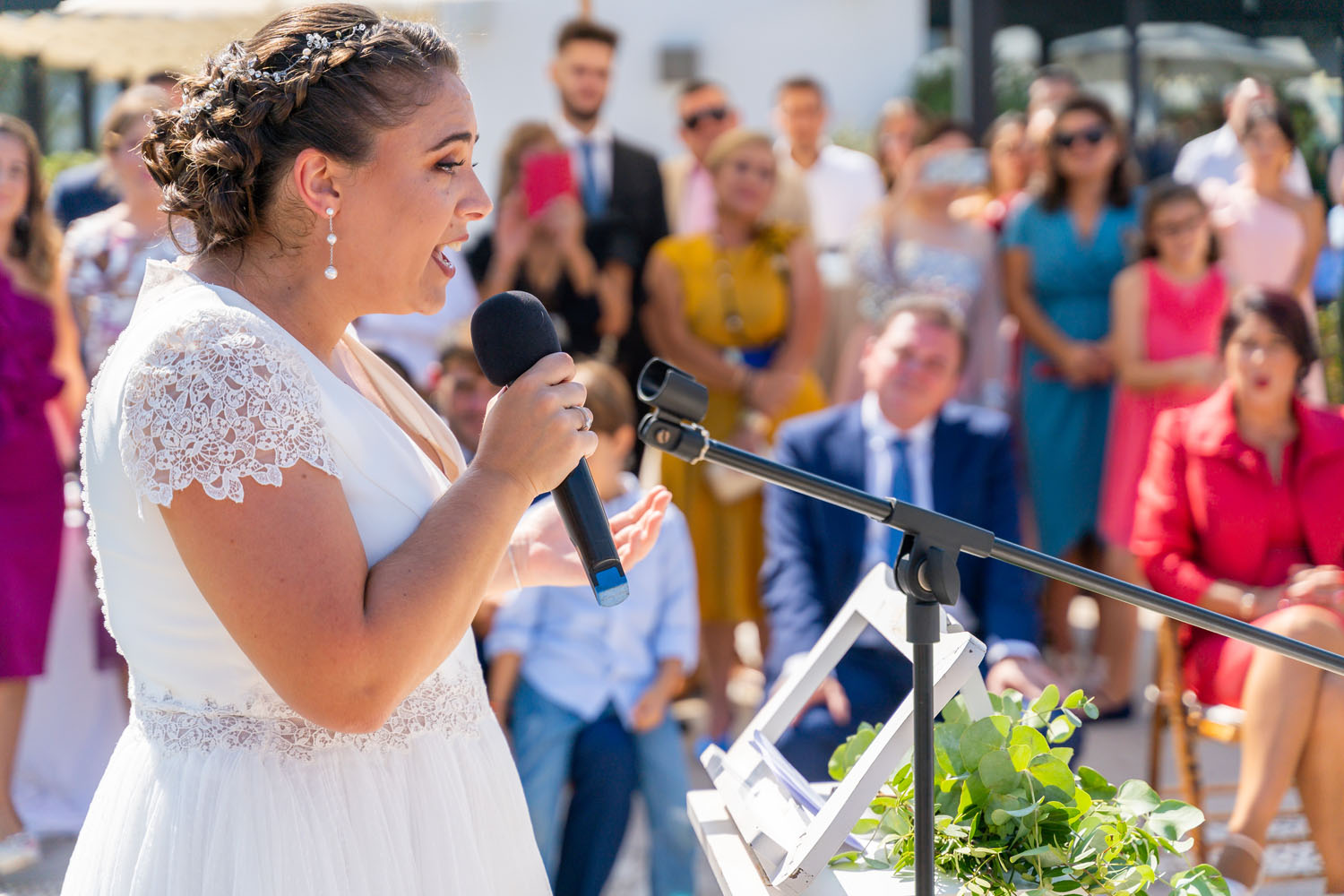 Novia canta durante su boda en Alcaidesa Eventos, San Roque