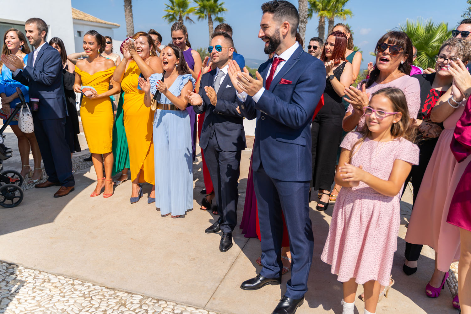 Invitados aplaudiendo durante boda en San Roque, Cádiz