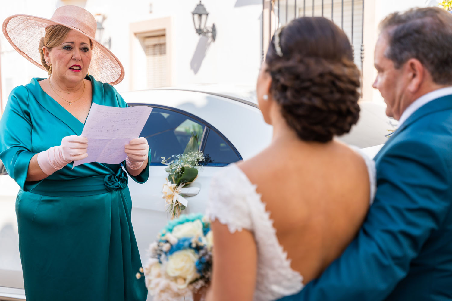 Novia con sus padres durante una boda en Málaga