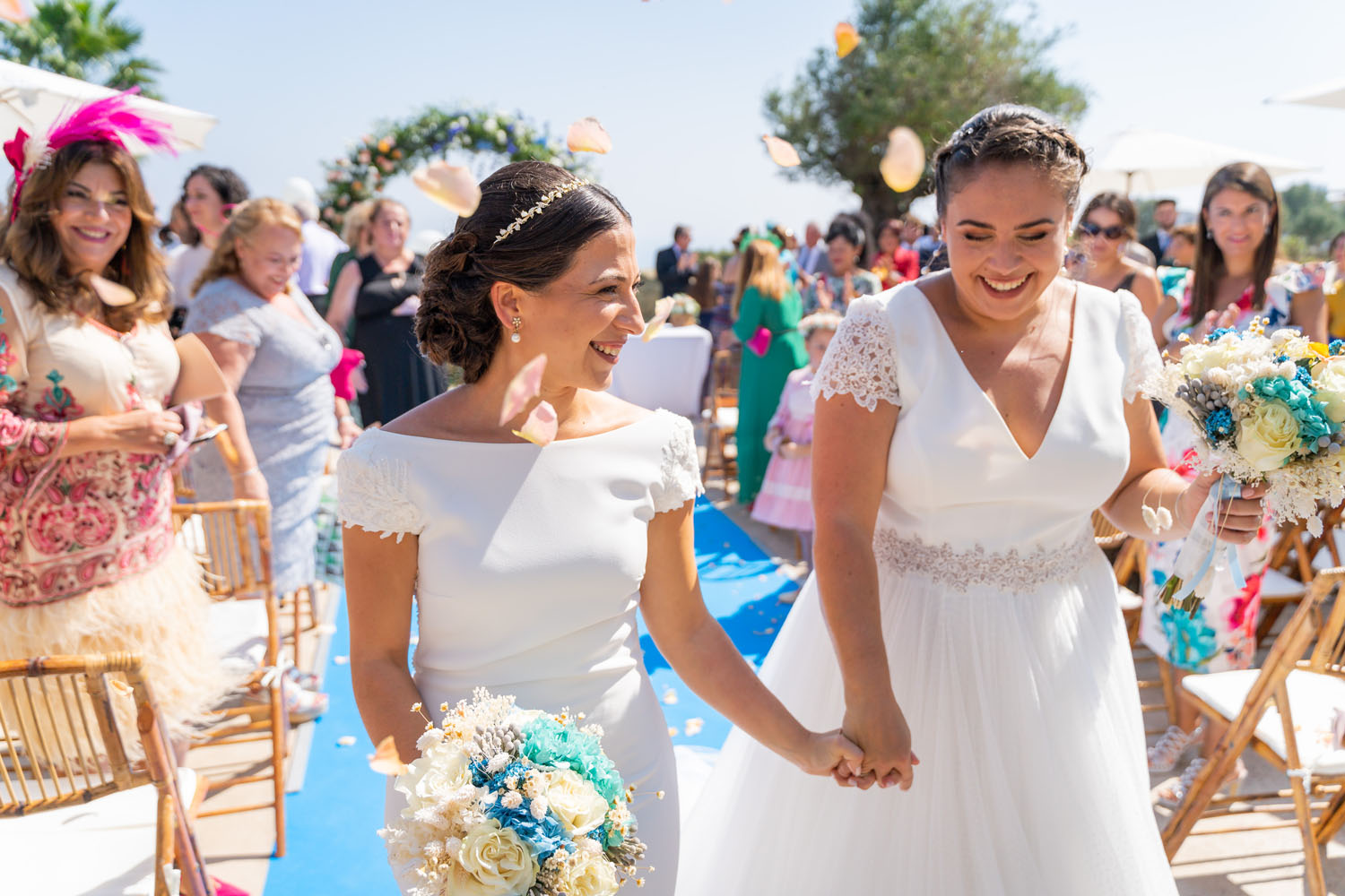 Invitados lanzan pétales de flores al finalizar ceremonia de boda