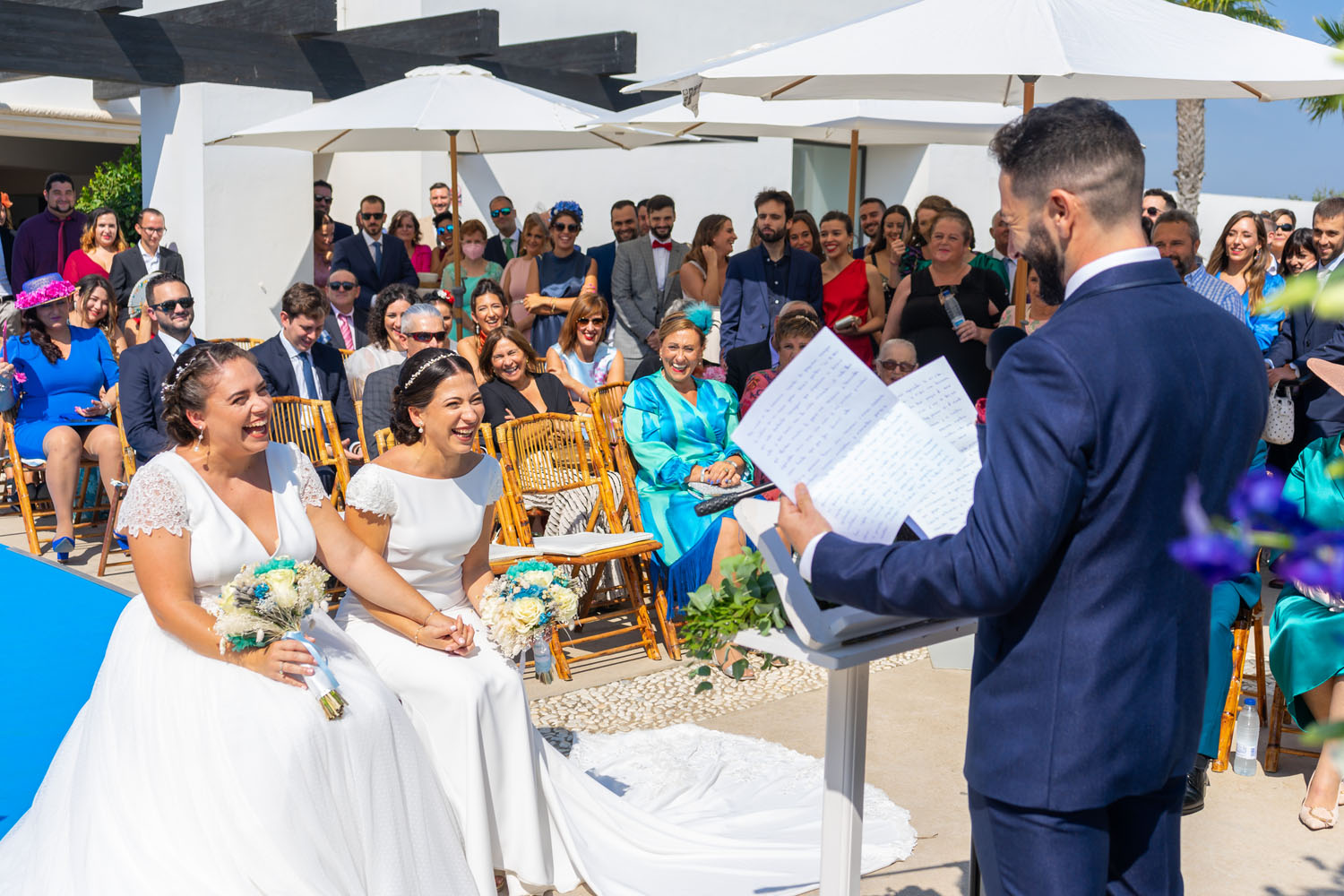 Hermano de novia da discurso durante ceremonia de boda