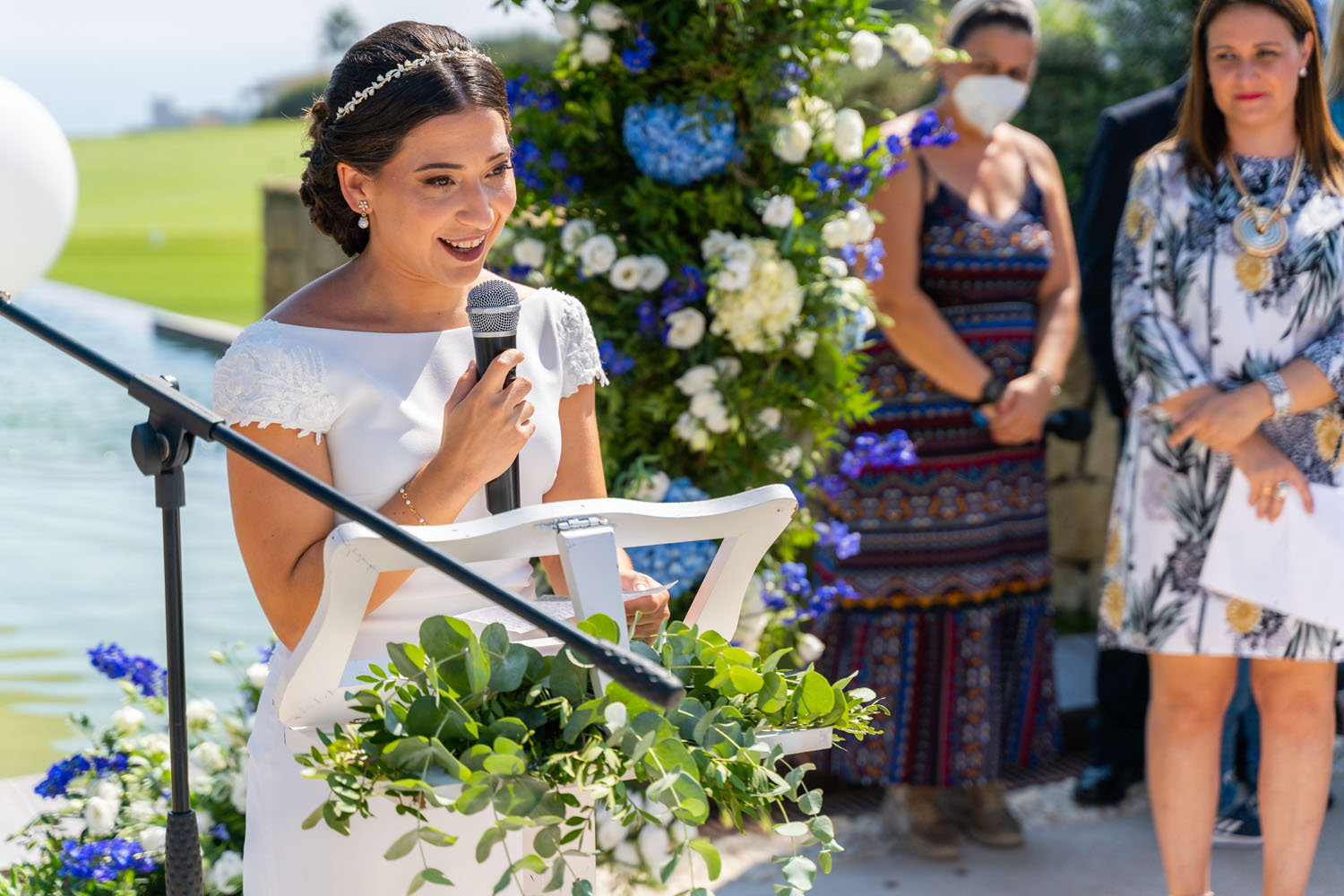 Novia habla desde atril en su ceremonia de boda en la Alcaidesa, Cádiz