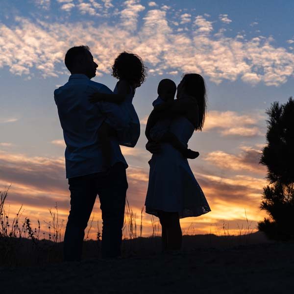 Contraluz de familia al atardecer en Estepona, Málaga