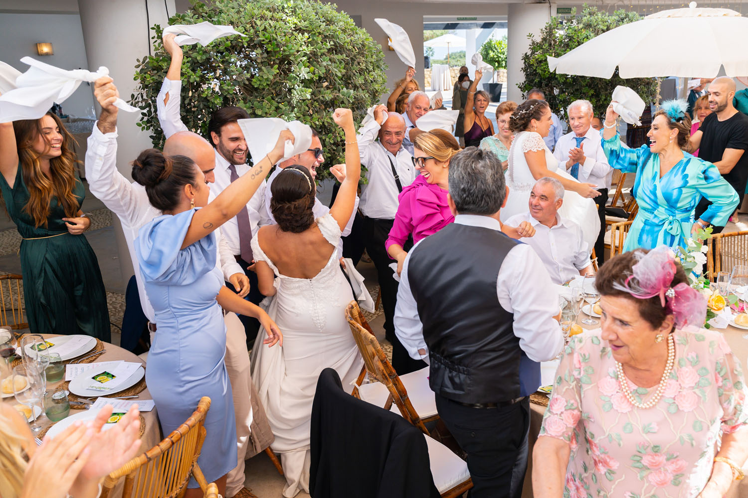 Invitados sacuden servilletas durante la celebración de una boda en Alcaidesa Eventos