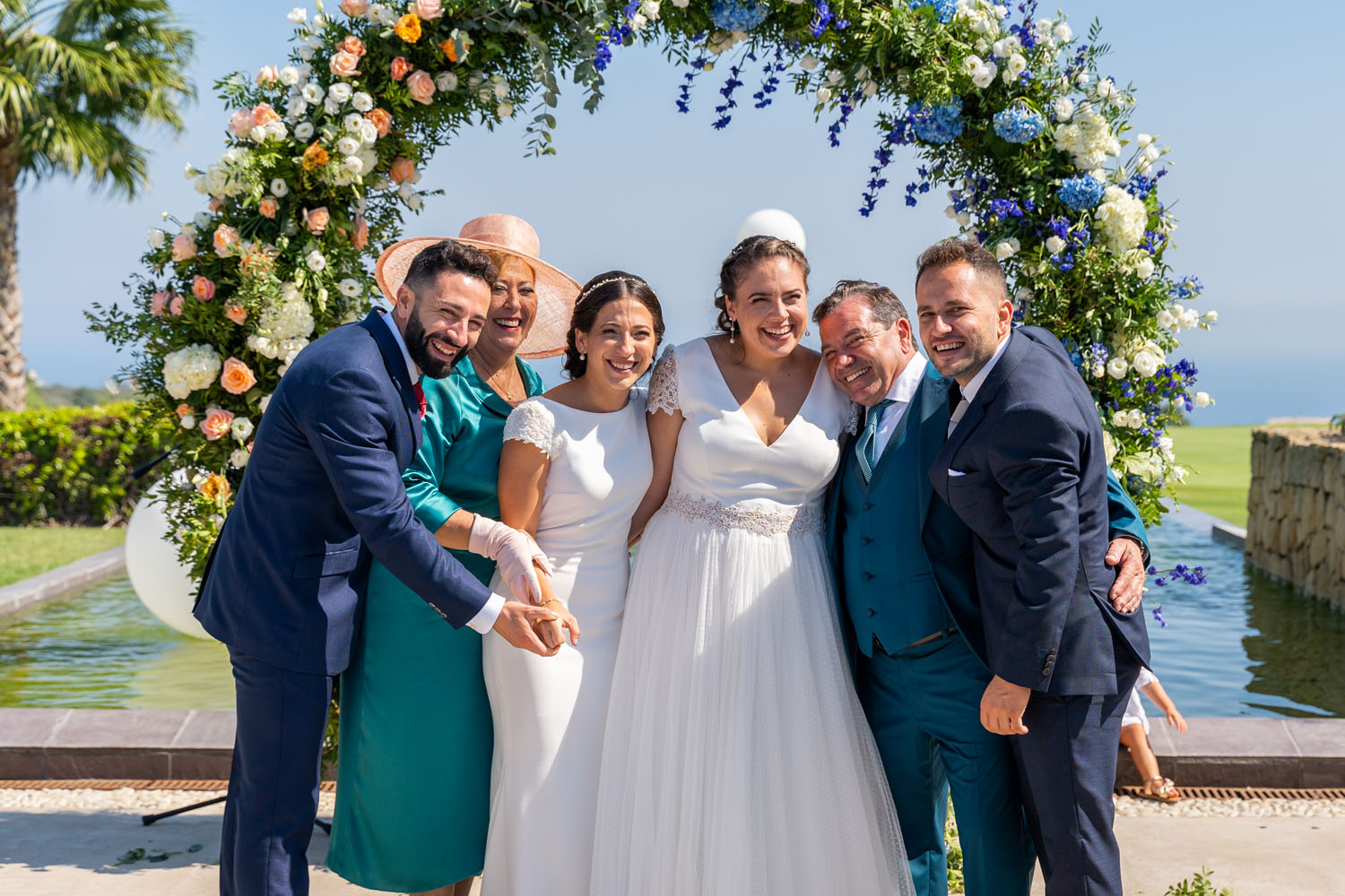 Foto familiar con los padres en una boda