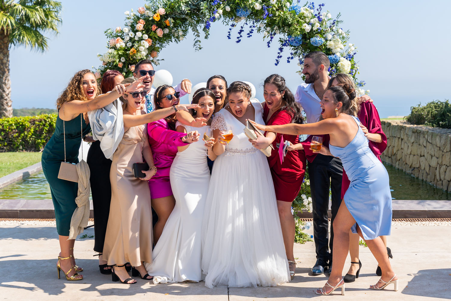 Fotos grupales con los amigos durante una boda en Alcaidesa Eventos