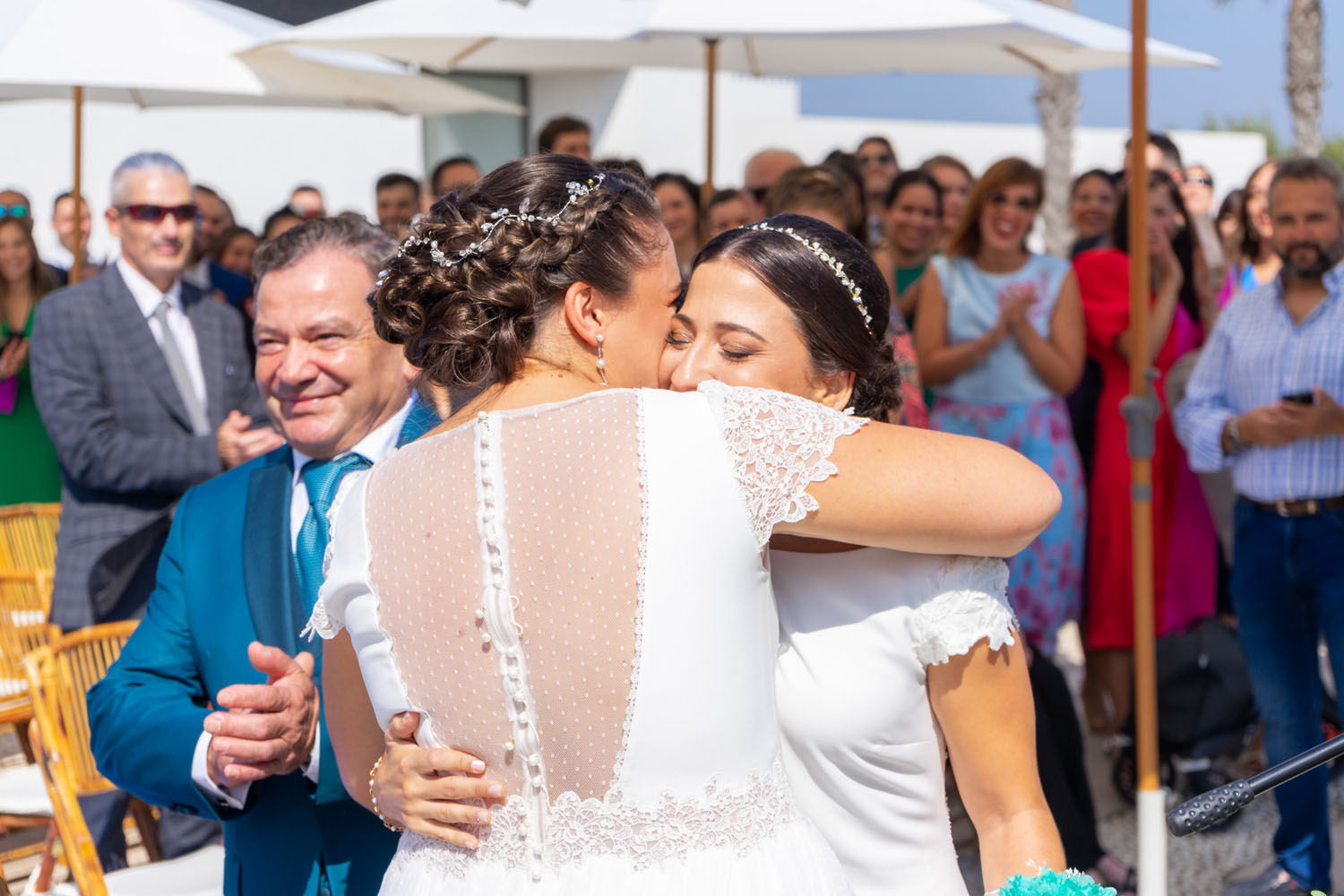 Fotógrafo de bodas gays captura a novias dándose un abrazo