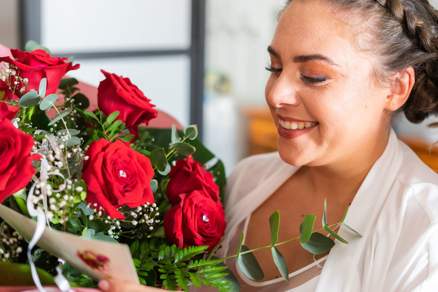 Fotógrafo captura a novia que recibe ramo de rosas antes de su boda