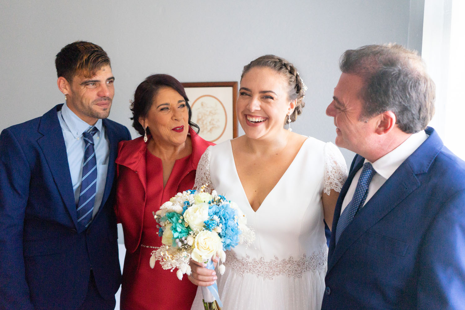 Fotógrafo captura a una familia antes de salir a la ceremonia en Málaga