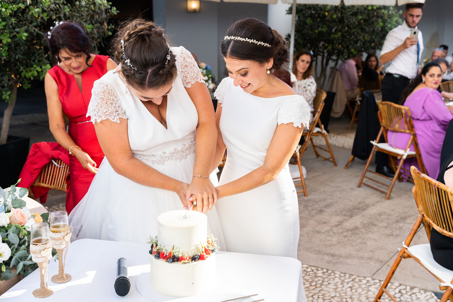Corte de la tarta durante una boda en Alcaidesa Eventos, San Roque, Cádiz