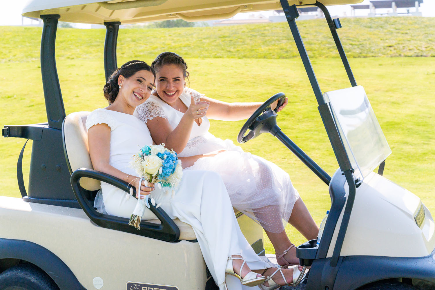 Sesión de foto de pareja en un buggy en el campo de golf Alcaidesa, San Roque