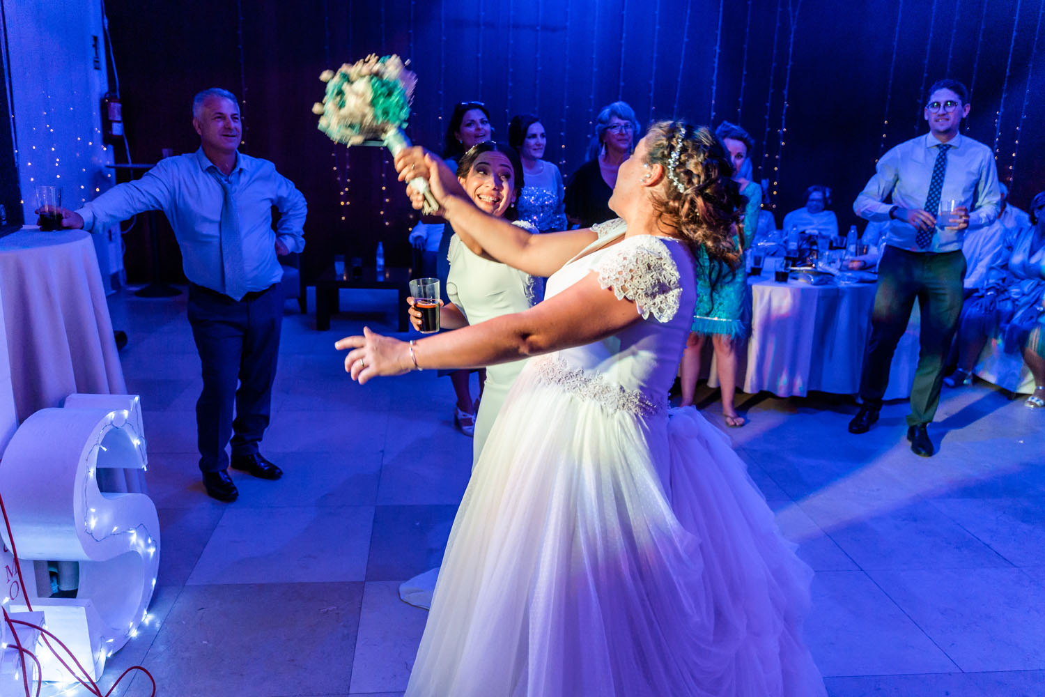 Novia durante el lanzamiento de ramo en su boda en San Roque, Cádiz