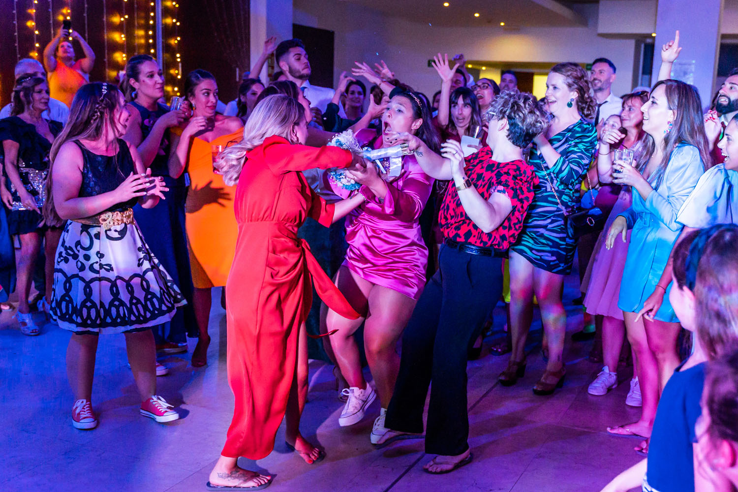 Invitada recoge el ramo lanzado por la novia en Alcaidesa Eventos