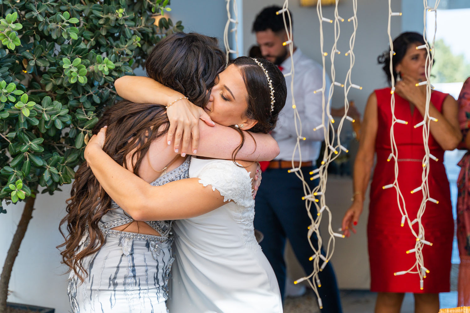 Novia abraza a invitada en su boda en Alcaidesa Eventos