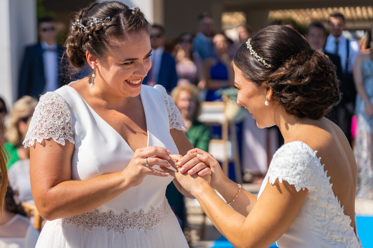 Novia recibe su anillo durante su boda en Alcaidesa Eventos, San Roque
