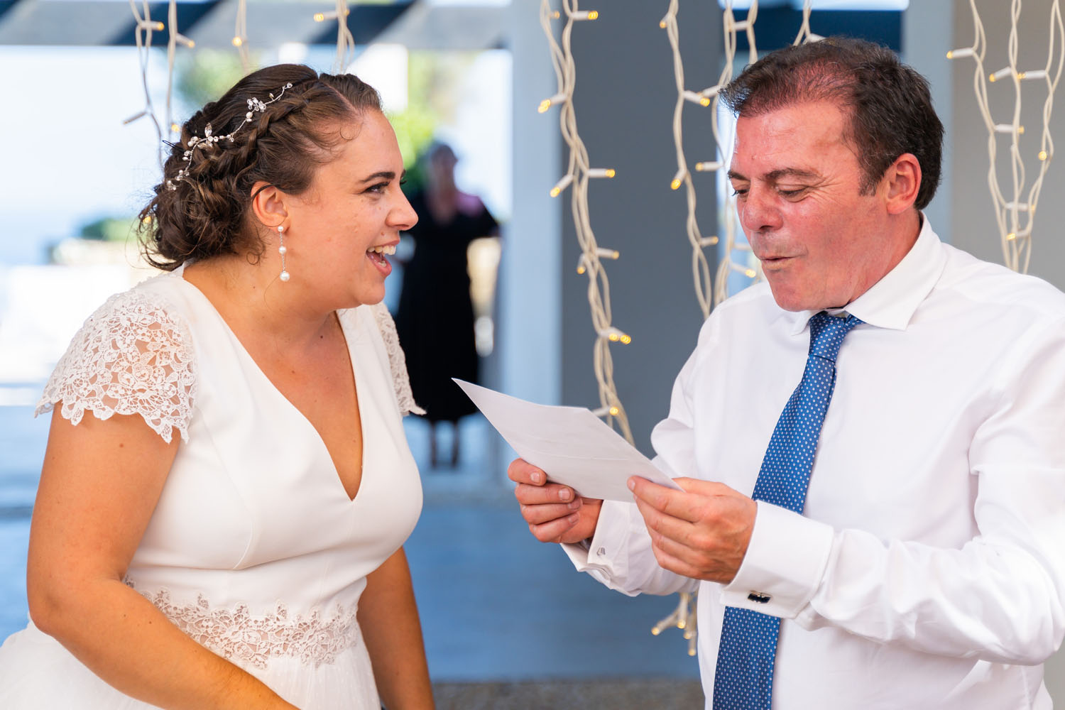Novia da a su padre un regalo durante su boda