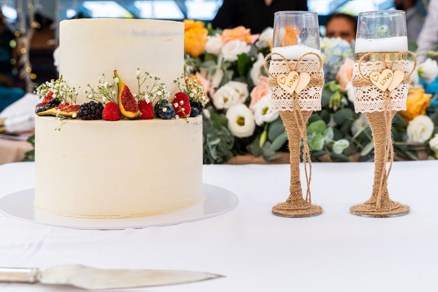 Foto de una tarta de boda junto a compas de champán