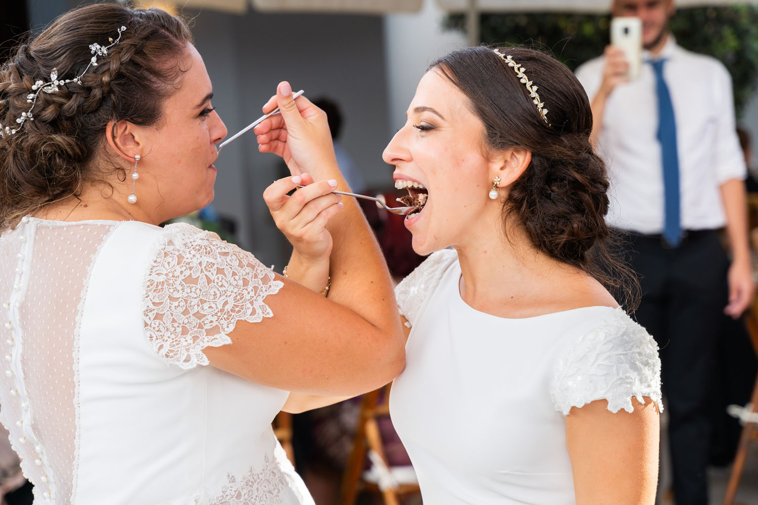 Novias comiendo su tarta de bodas