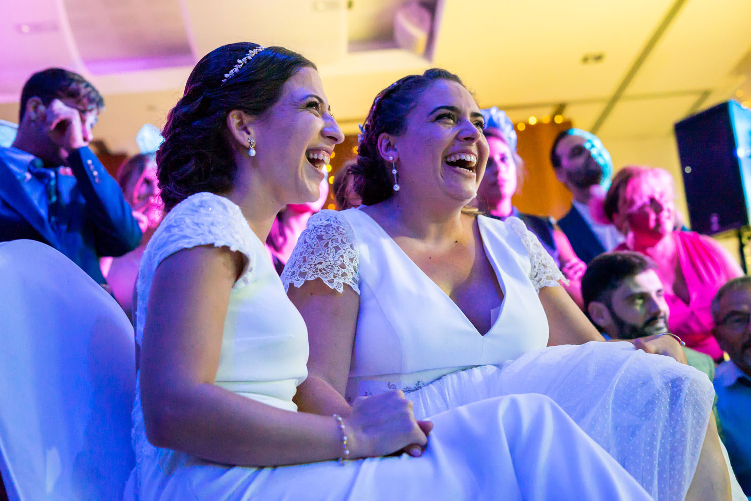 Novias viendo vídeo sorpresa durante boda en San Roque, Cádiz