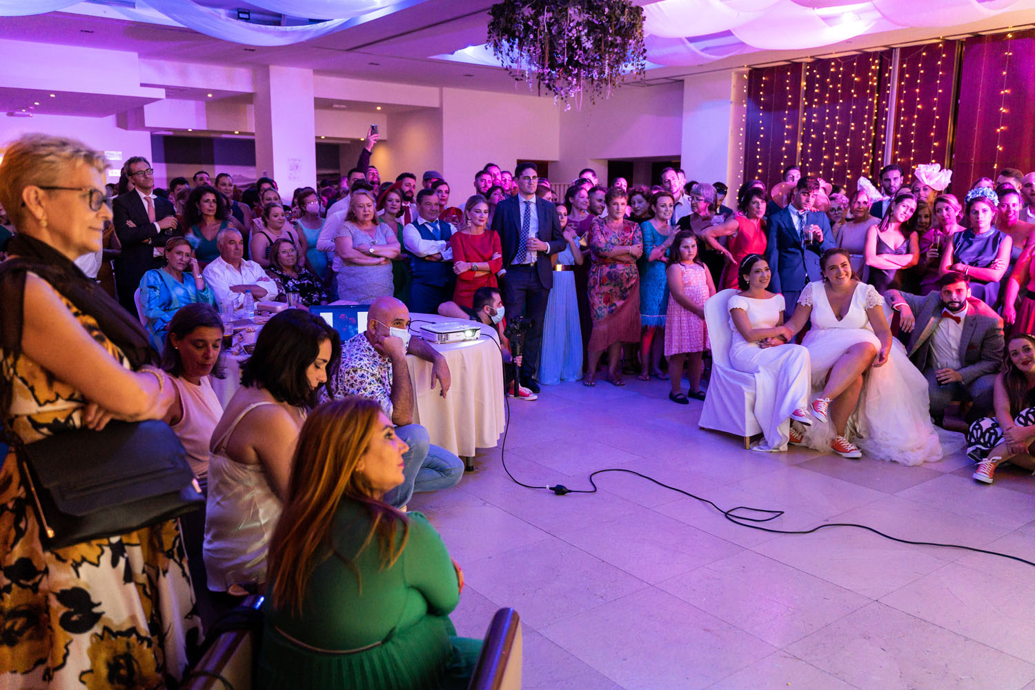 Invitados viendo vídeo sorpresa durante boda en Alcaidesa Eventos