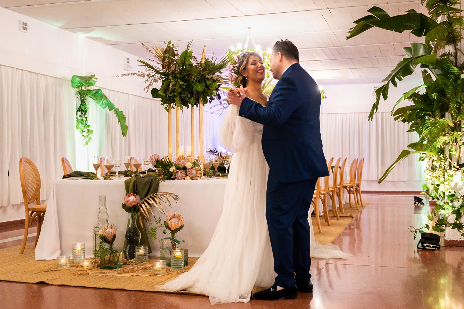 Baile de novios durante sesión de inspiración de boda