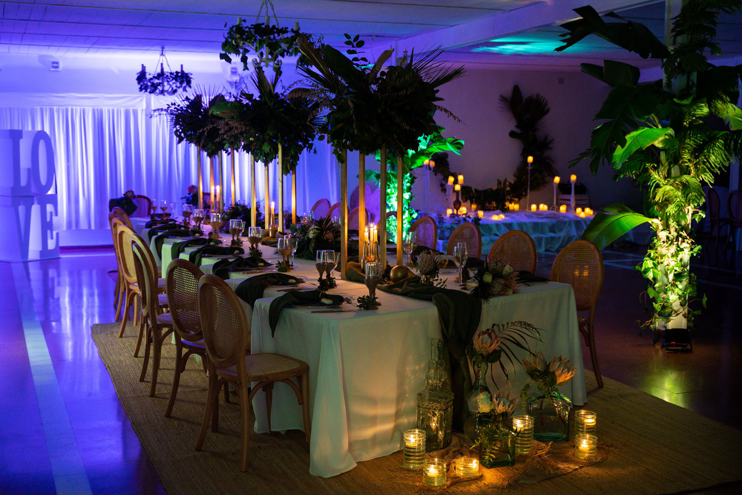 Decoración para boda de noche con luces LED en Málaga