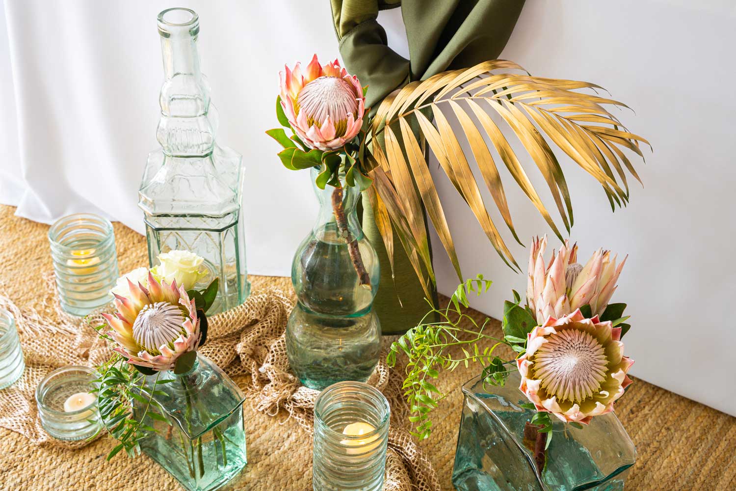 Decoración con flores protea para boda