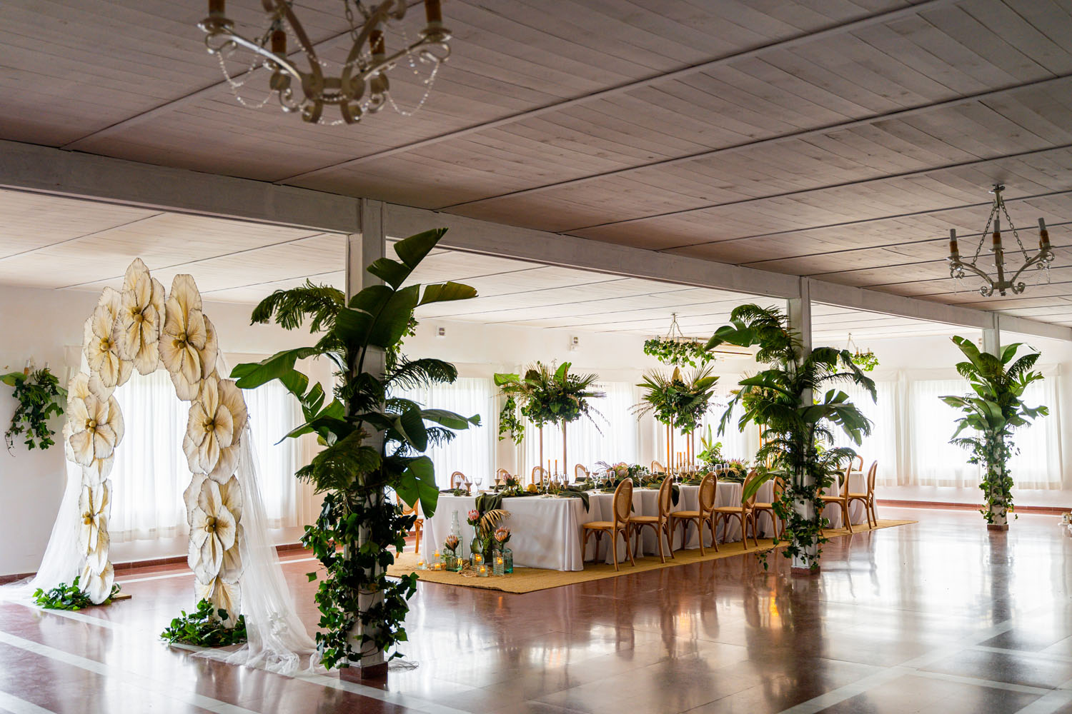 Decoración natural con flores para boda en Finca La Yedra, Estepona