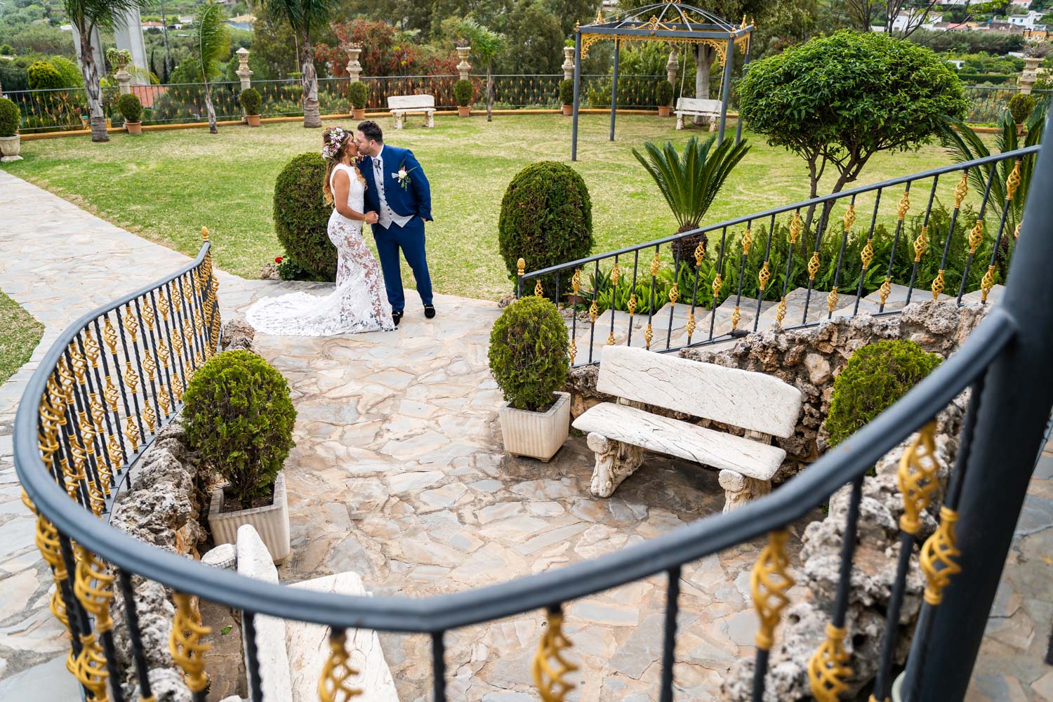 Novios se besa en jardín para bodas en exterior en Málaga