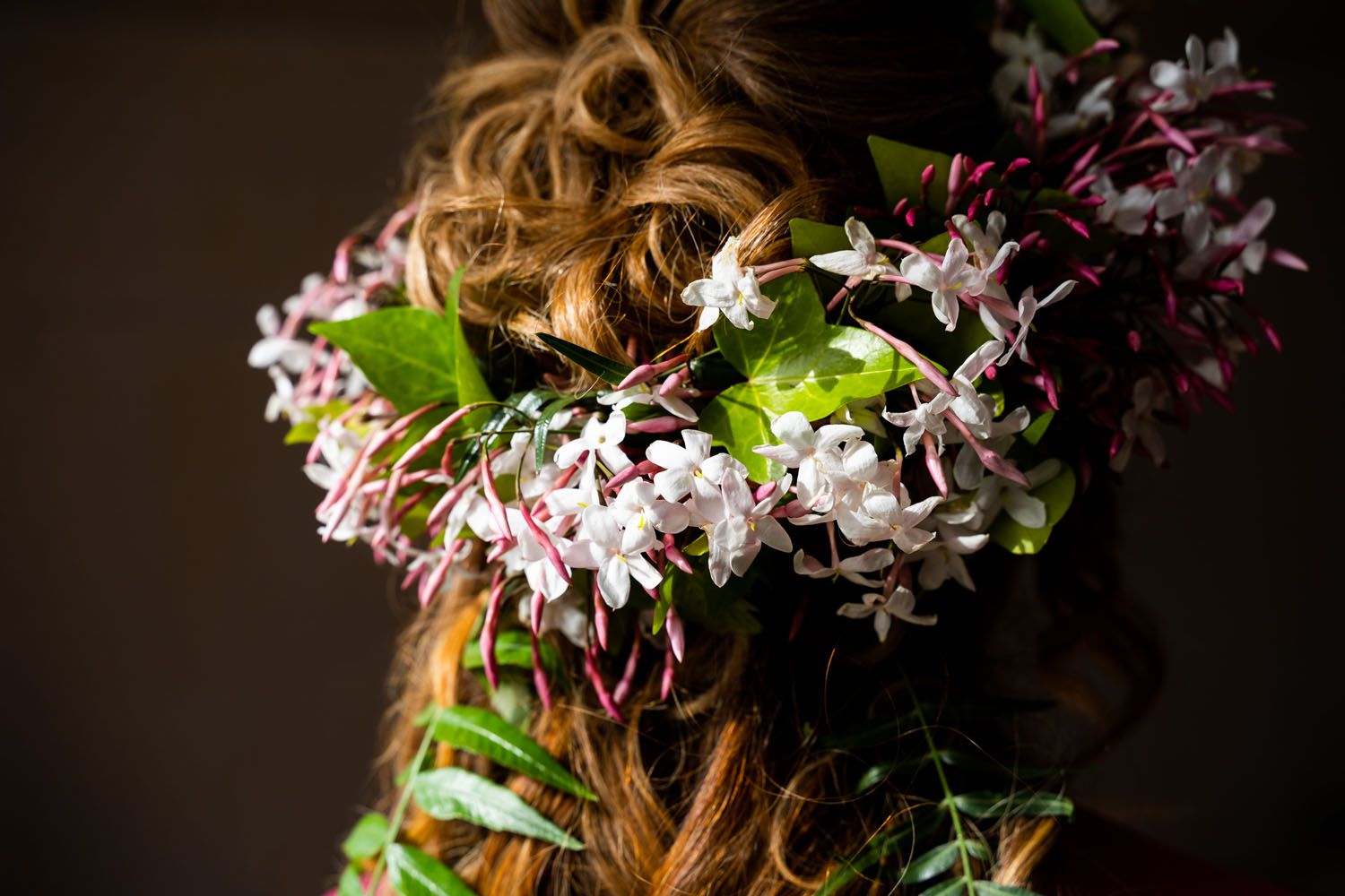 Peinado natural con flores para boda en Estepona, Málaga