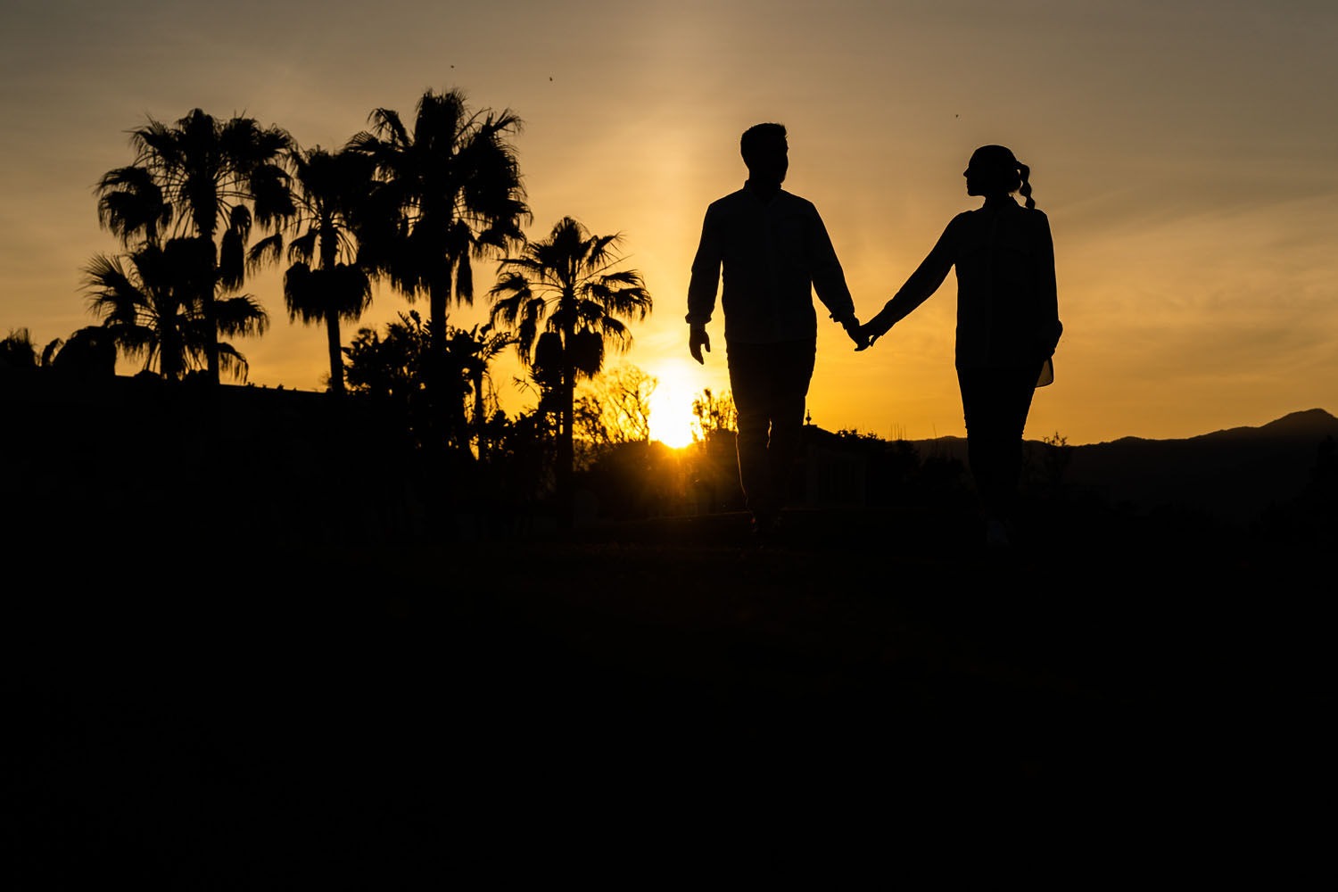 Contraluz de una pareja en el campo de golf del Hotel Guadalmina