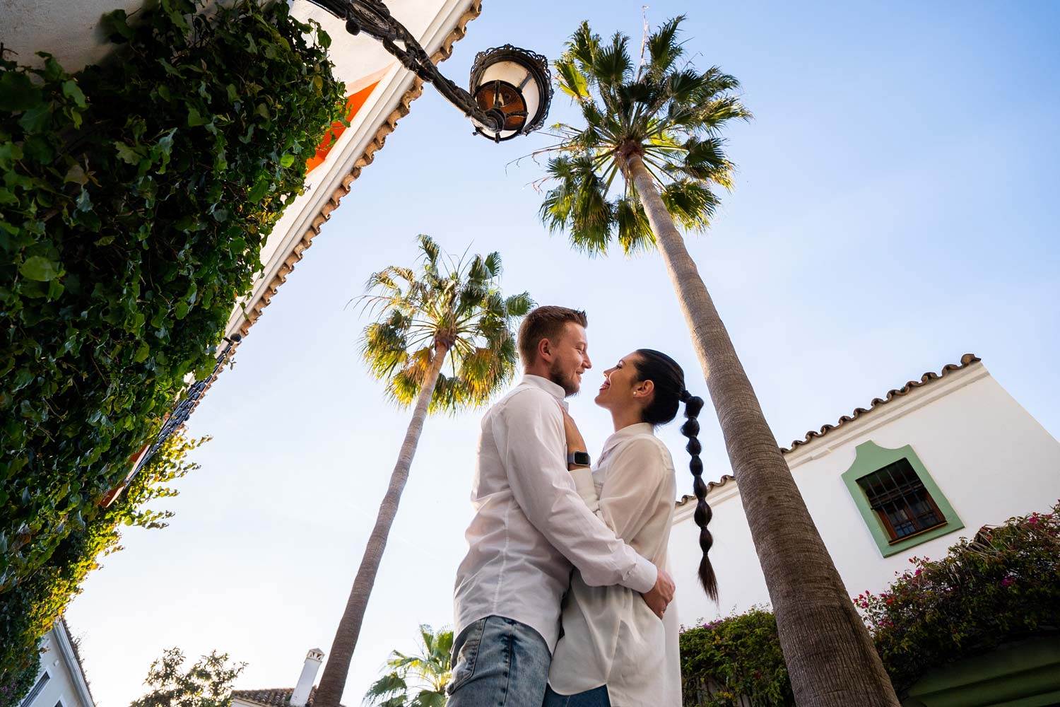 Foto creativa de una pareja durante sesión preboda