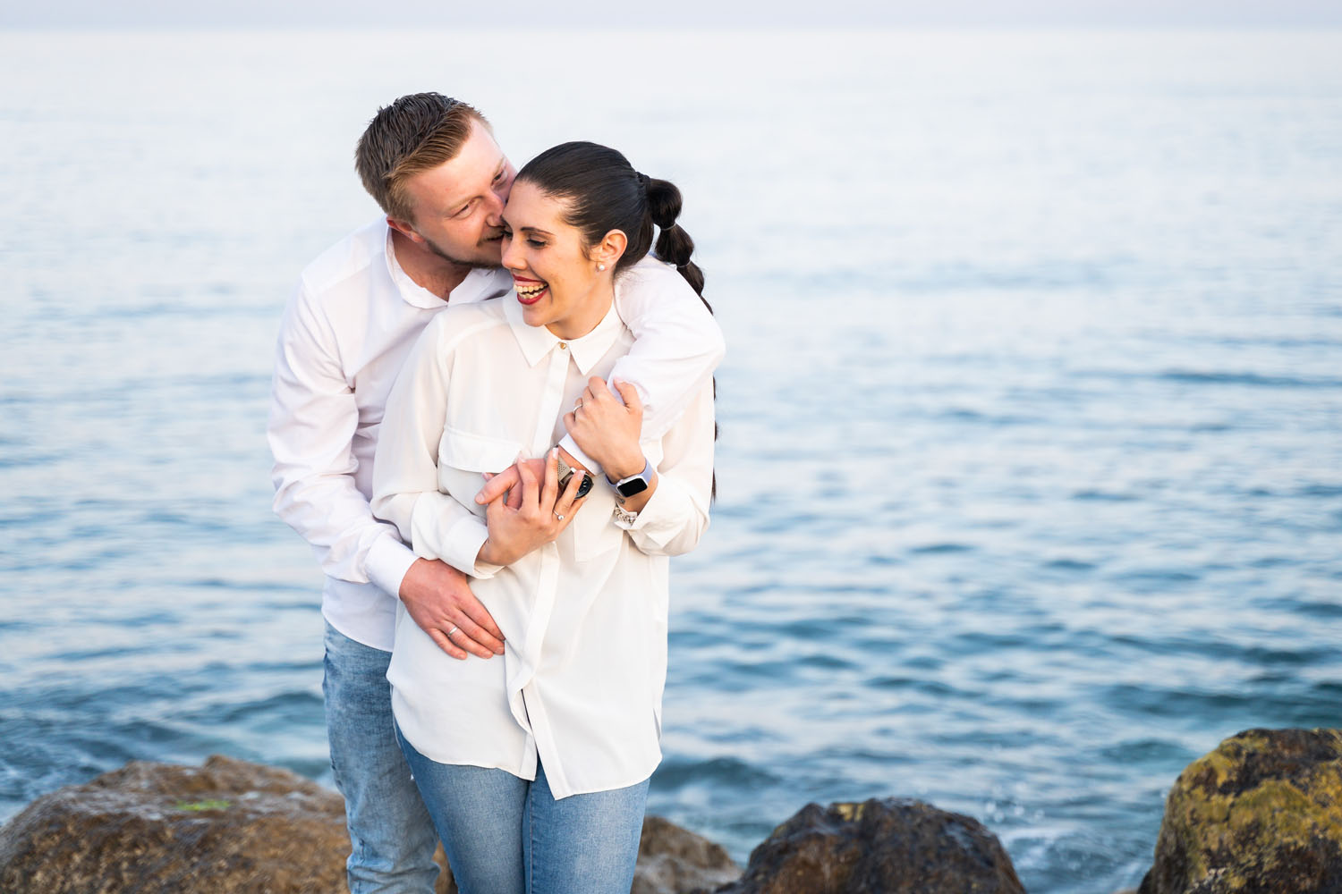 Novios ríen en fotos preboda en una playa de Marbella, Málaga
