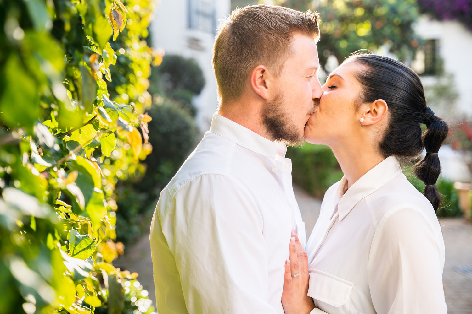 Novios se dan beso durante sesión de fotos