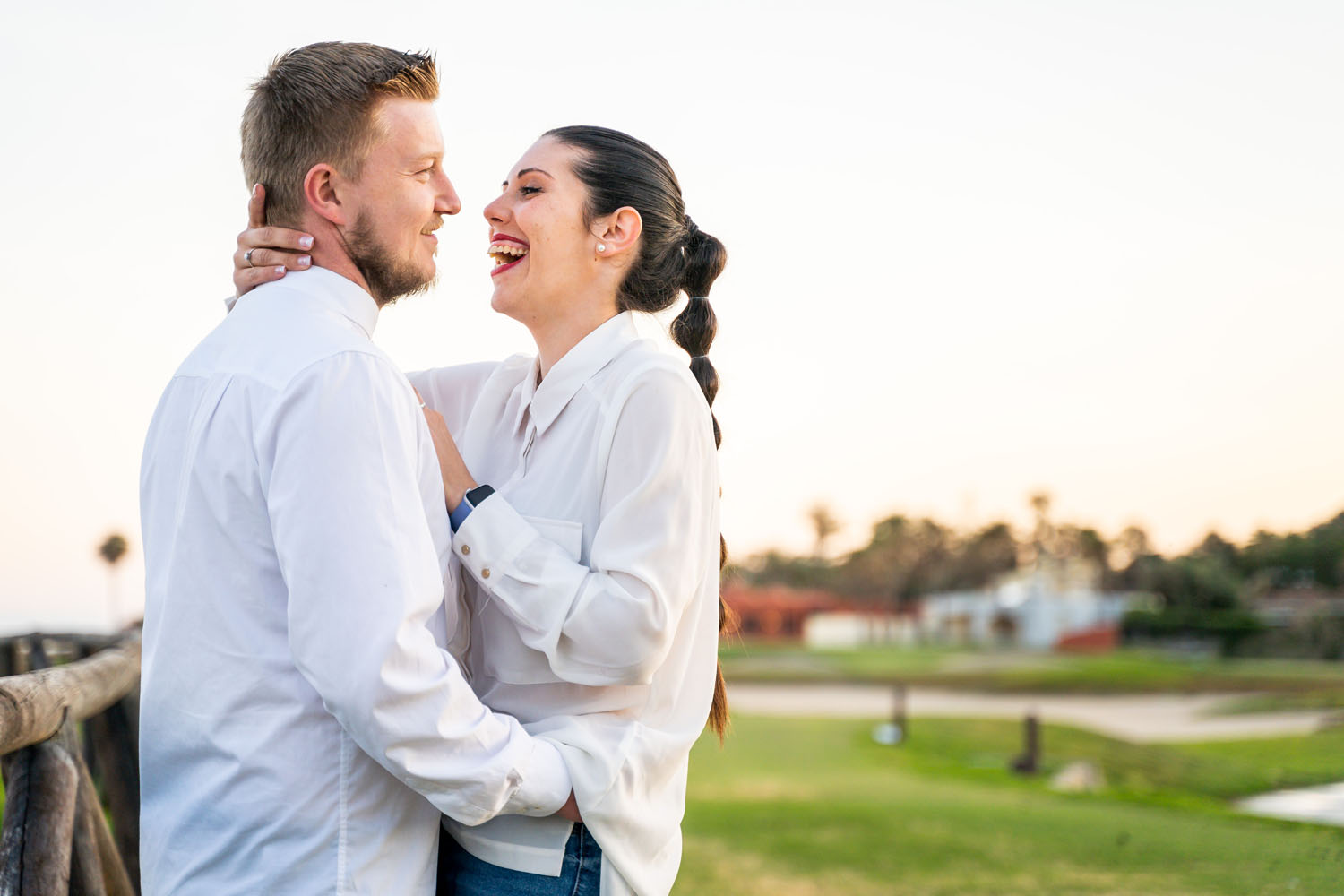 Pareja abrazada durante fotos preboda en San Pedro de Alcántara