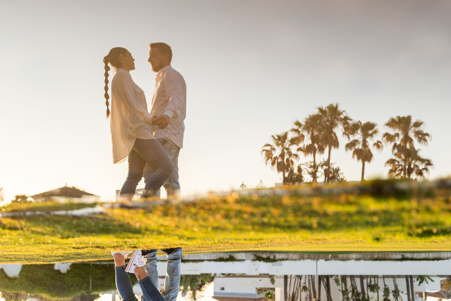 Reflejo en un charco durante sesión preboda
