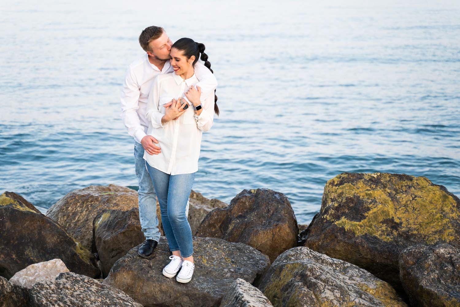 Pareja de novios durante una sesión de fotos preboda en la playa
