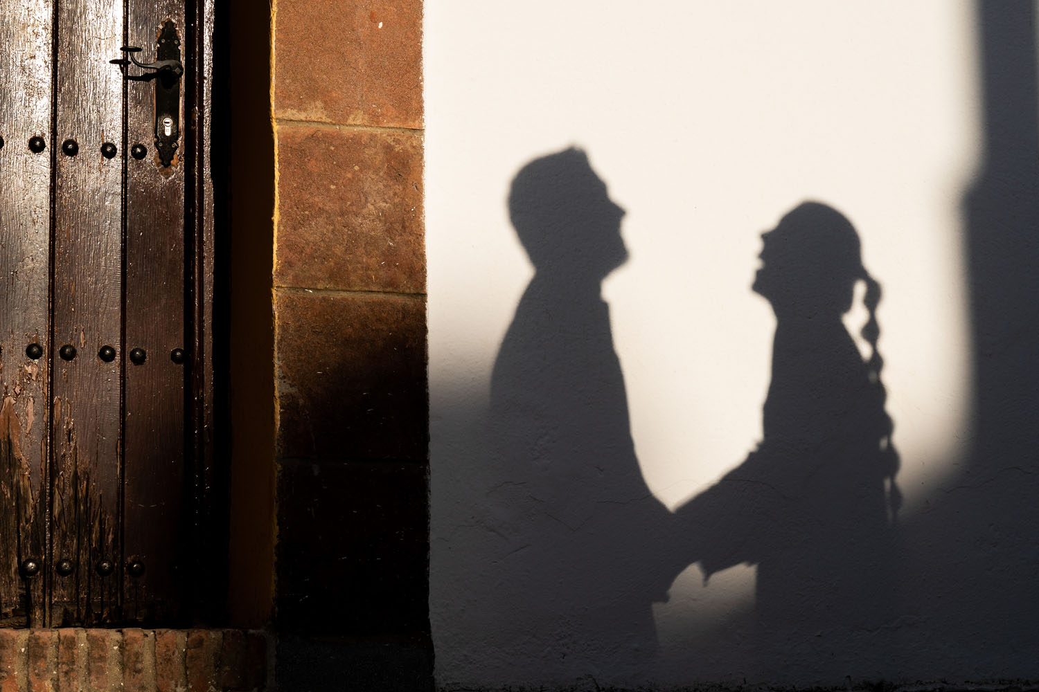 Sombra de una pareja proyectada en una pared durante preboda en San Pedro de Alcántara