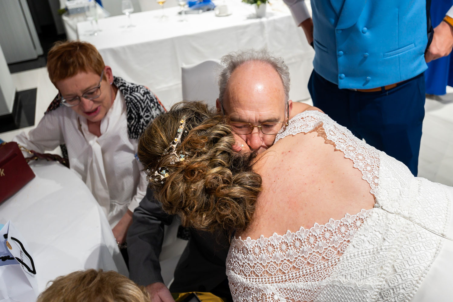 Novia da abrazo a padre en su boda en Estepona