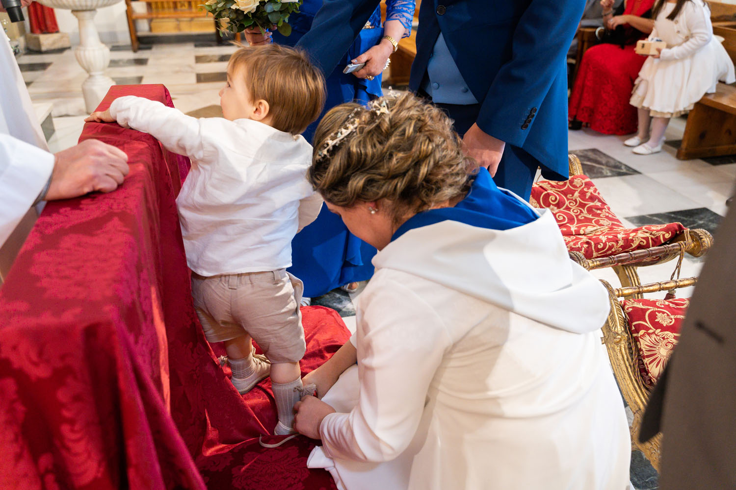 Hijo lleva anillos de boda