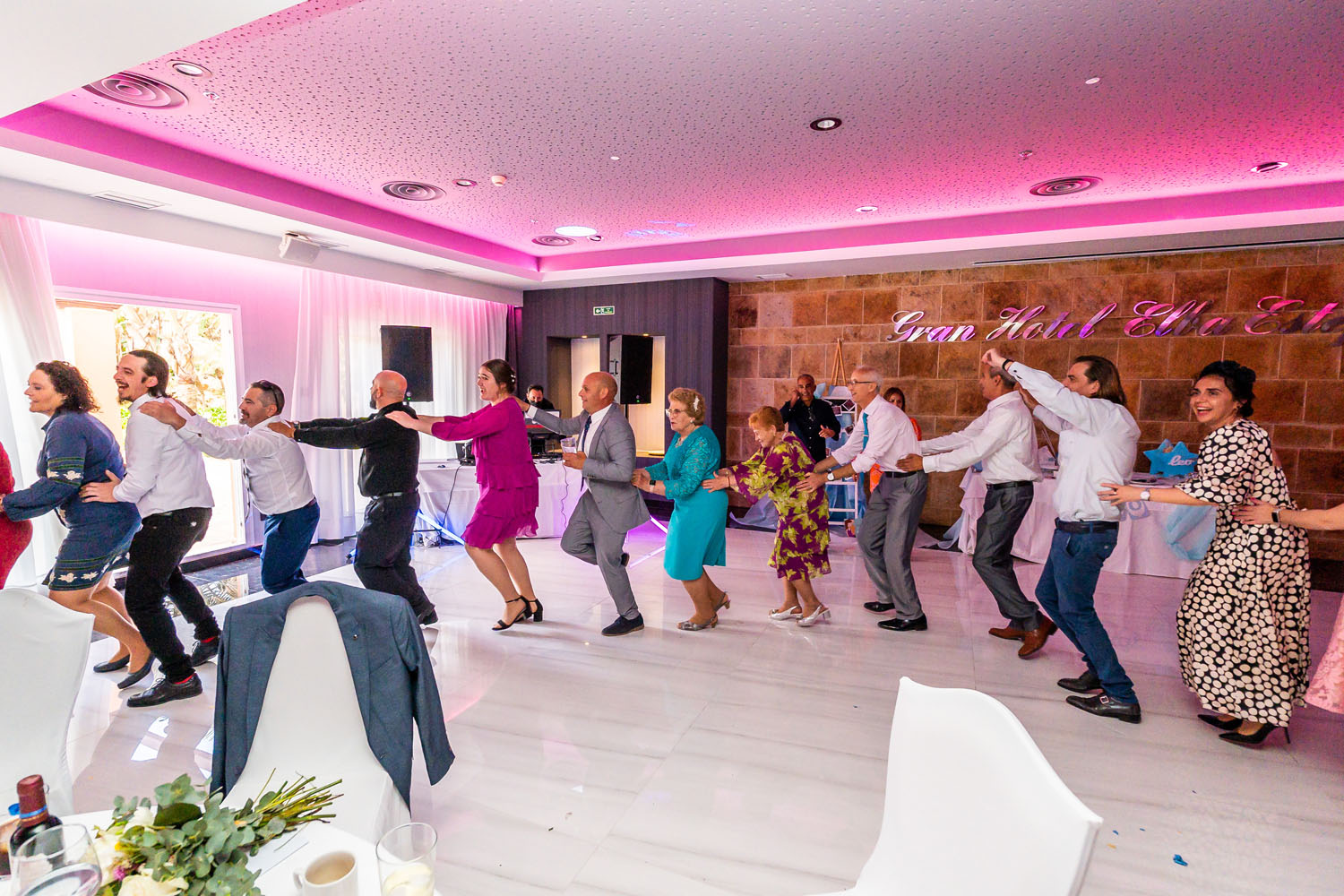 Invitados bailando la conga en una boda en Málaga