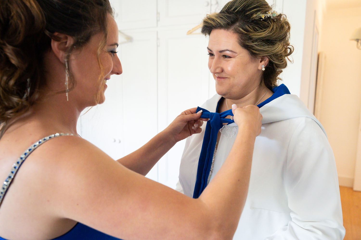Novia se pone su capa de boda en Estepona, Málaga