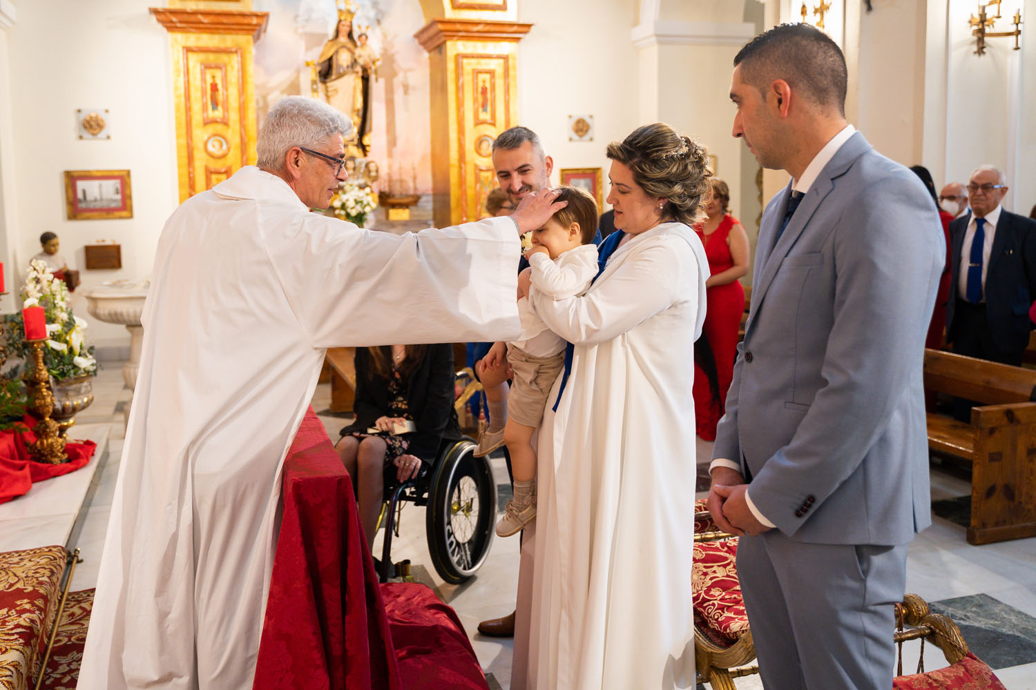 Unción durante la ceremonia de un bautizo