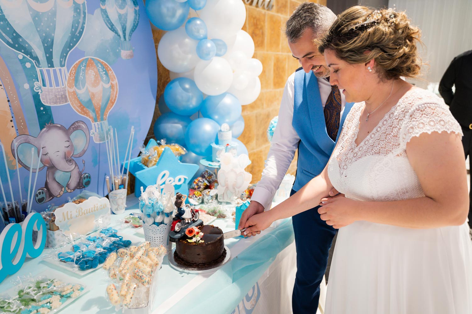 Novios corta la tarta nupcial en Estepona, Málaga