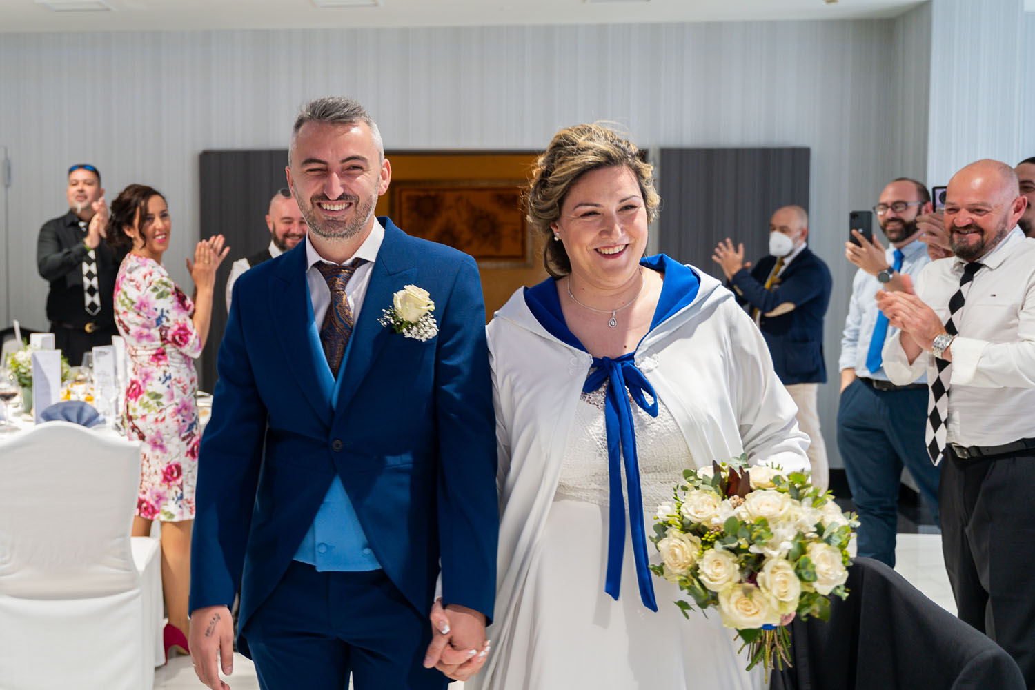 Entrada de los novios al banquete de su boda en Hotel Elba Estepona