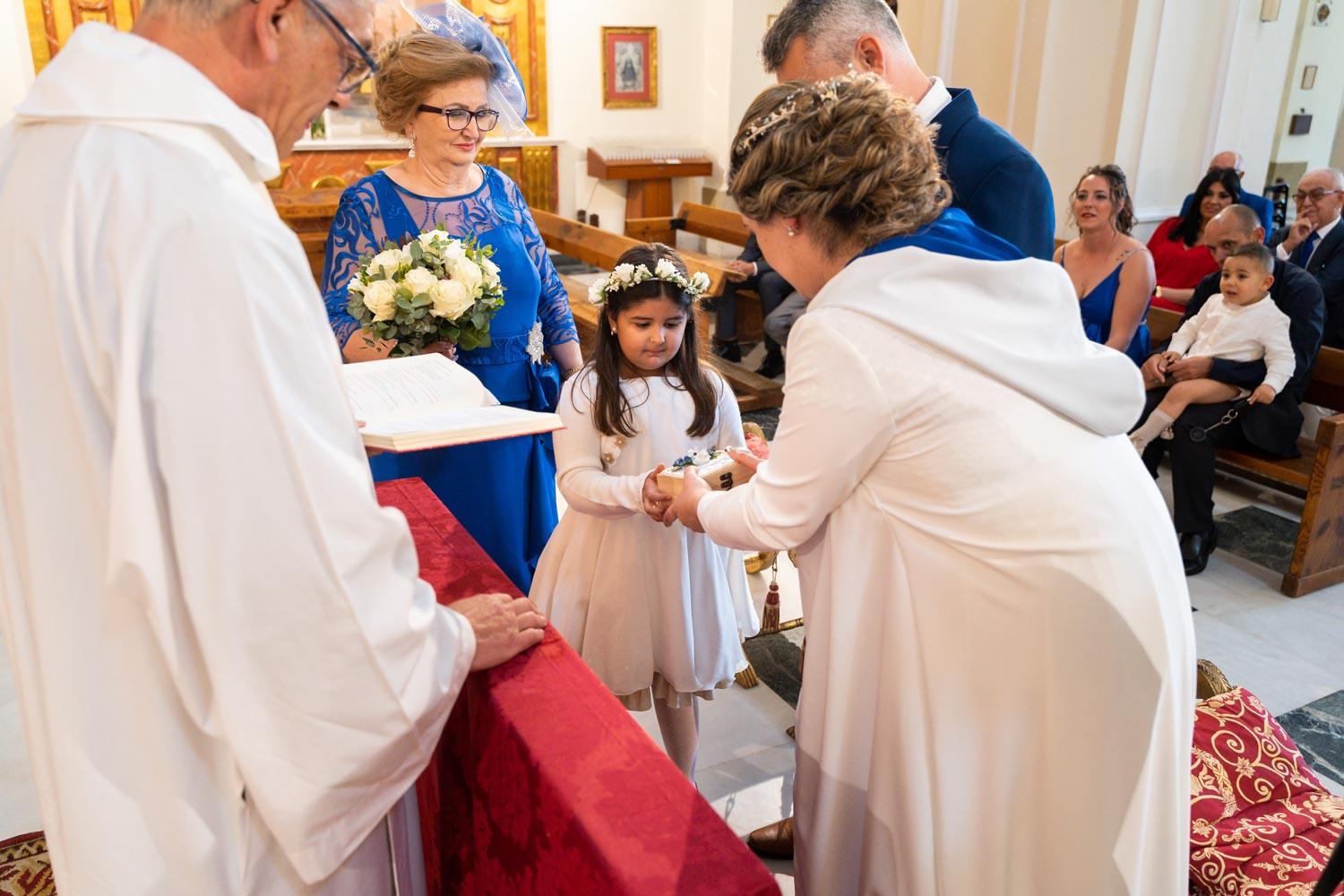 Niña entrega las arras a la novia durante una boda en la Iglesia de los Remedios, Málaga